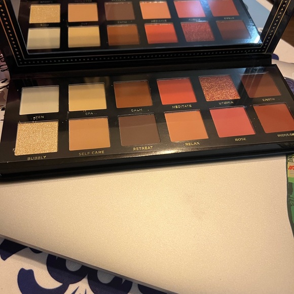 Ace Beauté Serenity Eyeshadow Palette- Shades of Browns and Neutrals NWT - Picture 4 of 4